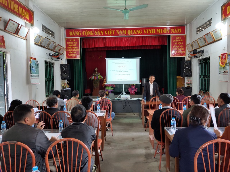 Tập huấn kỹ thuật “Giới thiệu quy trình công nghệ bảo quản cam Cao Phong bằng màng sinh học saponin kết hợp với chitosan và axit axetic” tại thị trấn Cao Phong, tỉnh Hòa Bình.