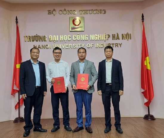 Trao quyết định bổ nhiệm cán bộ cho 2 đồng chí Lê Xuân Hải và Nguyễn Như Tùng – Viện Công nghệ HaUI.
