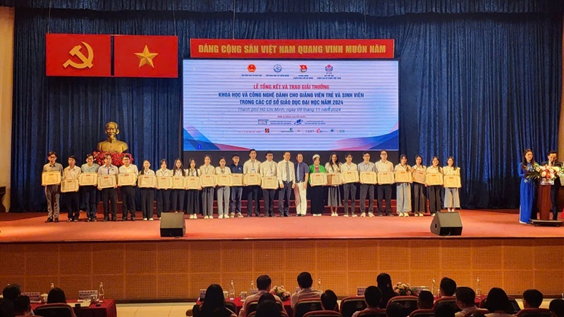 Vinh danh nhóm sinh viên nghiên cứu khoa học đạt giải Nhì Giải thưởng Khoa học và Công nghệ năm 2024 dành cho sinh viên nghiên cứu khoa học trên toàn quốc