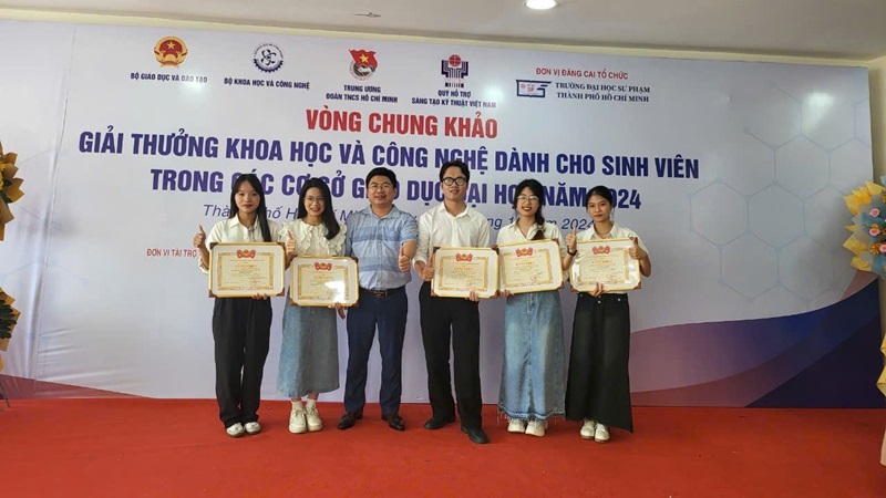 Vinh danh nhóm sinh viên nghiên cứu khoa học đạt giải Nhì Giải thưởng Khoa học và Công nghệ năm 2024 dành cho sinh viên nghiên cứu khoa học trên toàn quốc