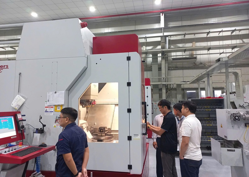 Đoàn công tác Đại học Công nghiệp Hà Nội khảo sát công nghệ dập tấm và năng lực thiết kế, chế tạo khuôn dập tại các doanh nghiệp phía Nam